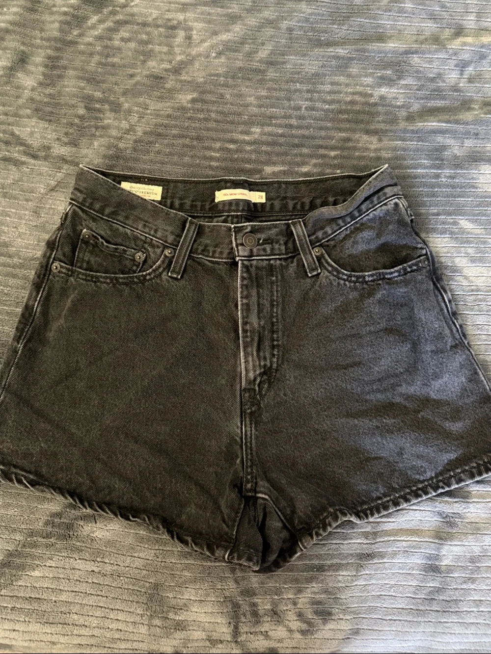 Levi's Women’s 80’s Mom Shorts Black High-Rise | Size 28 - Picture 1 of 8